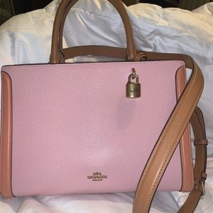 This is an awesome coach bag!